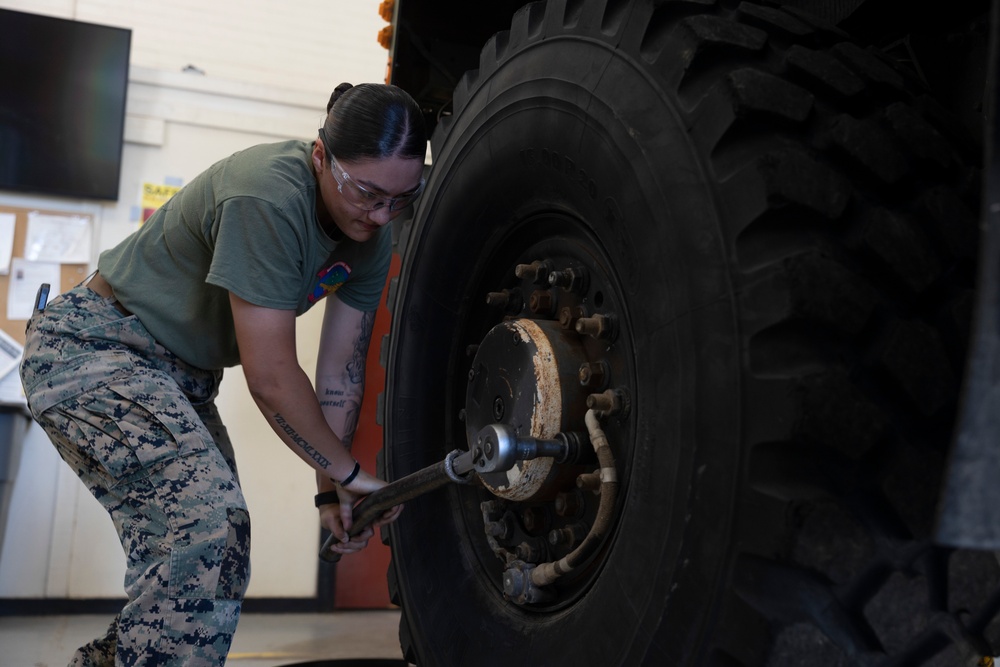 1st Maintenance Battalion performs daily duties