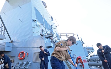 USS Roosevelt (ADDG 80) Conducts Fresh Water Washdown in the Western Mediterranean Sea