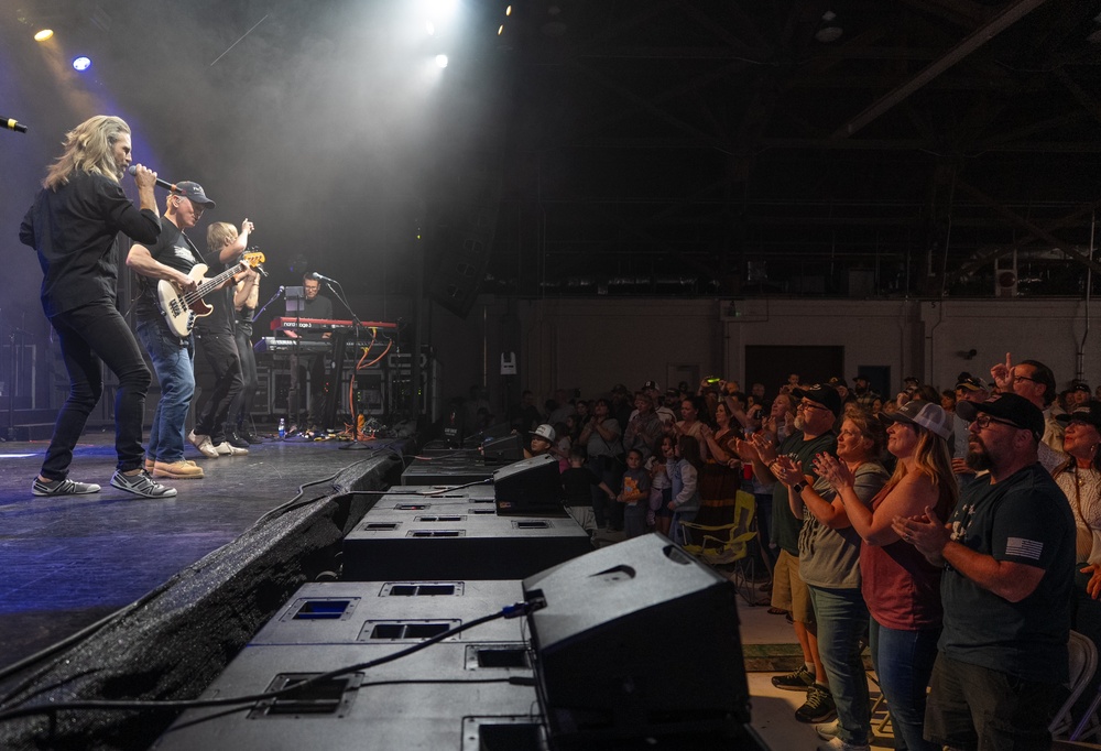 High-Performing Oregon Guard Soldiers Attend Lt. Dan Band Concert