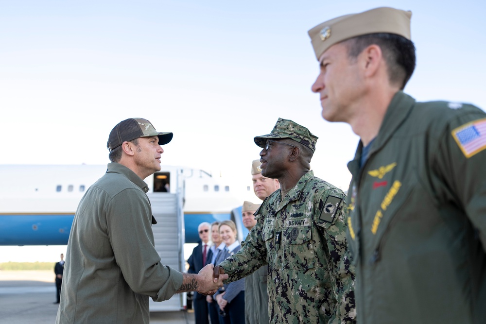 SW Meets with Troops, Administers Oath of Enlistment to Recruits at NAS Oceana