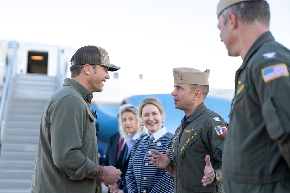 SW Meets with Troops, Administers Oath of Enlistment to Recruits at NAS Oceana