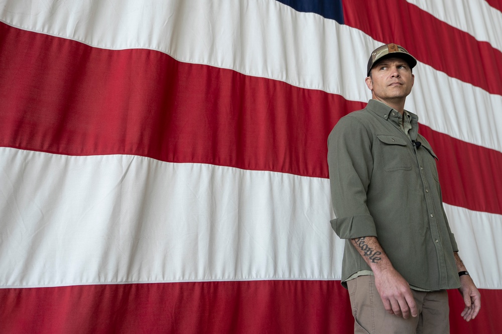 SW Meets with Troops, Administers Oath of Enlistment to Recruits at NAS Oceana