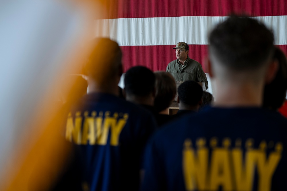 SW Meets with Troops, Administers Oath of Enlistment to Recruits at NAS Oceana