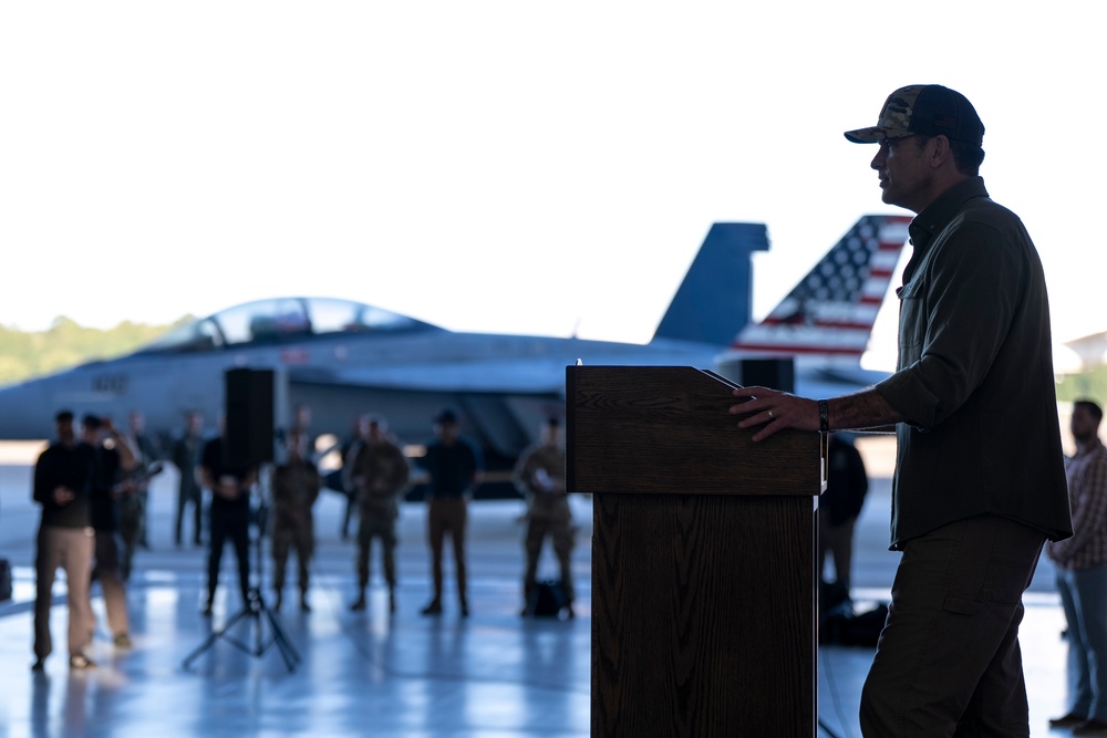 SW Meets with Troops, Administers Oath of Enlistment to Recruits at NAS Oceana