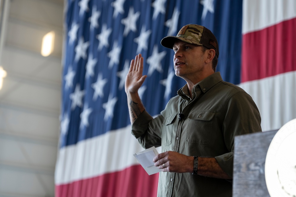 SW Meets with Troops, Administers Oath of Enlistment to Recruits at NAS Oceana