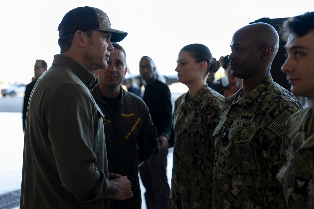 SW Meets with Troops, Administers Oath of Enlistment to Recruits at NAS Oceana