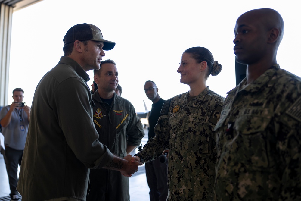 SW Meets with Troops, Administers Oath of Enlistment to Recruits at NAS Oceana