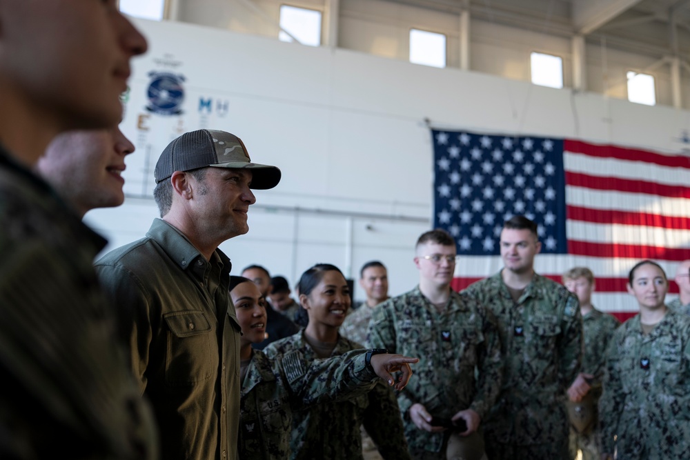 SW Meets with Troops, Administers Oath of Enlistment to Recruits at NAS Oceana