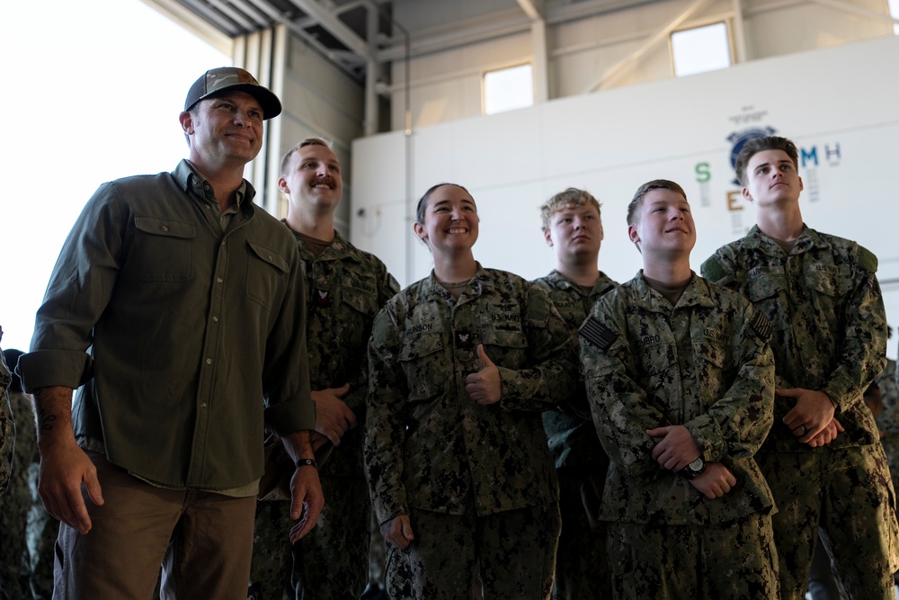 SW Meets with Troops, Administers Oath of Enlistment to Recruits at NAS Oceana