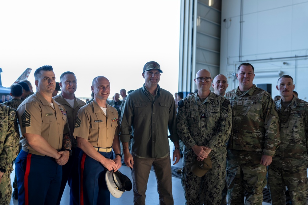SW Meets with Troops, Administers Oath of Enlistment to Recruits at NAS Oceana