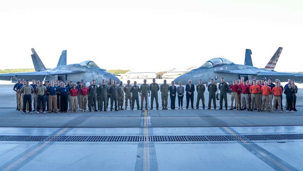 SW Meets with Troops, Administers Oath of Enlistment to Recruits at NAS Oceana