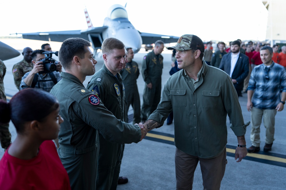 SW Meets with Troops, Administers Oath of Enlistment to Recruits at NAS Oceana