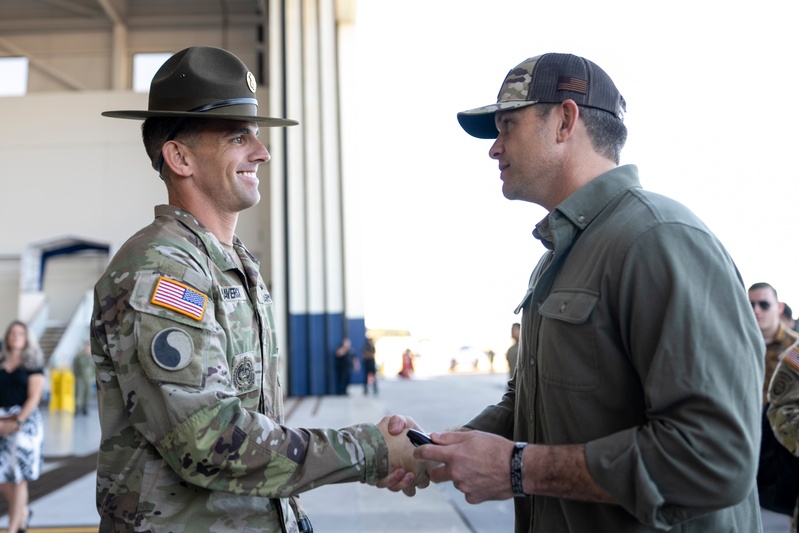 SW Meets with Troops, Administers Oath of Enlistment to Recruits at NAS Oceana