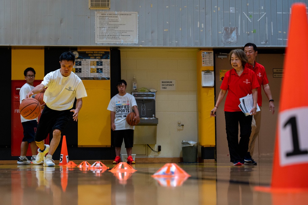 Kadena teams up for Special Olympics basketball practice