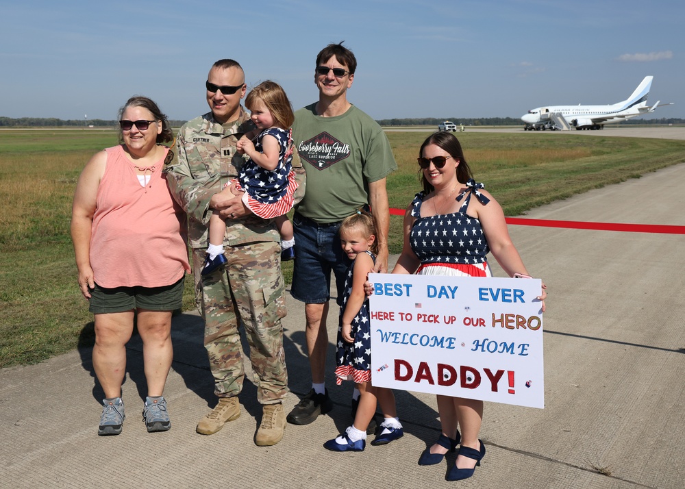 Maveric Battalion Soldiers return to Wisconsin