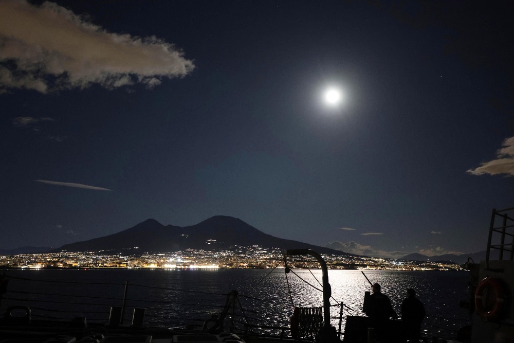 USS Roosevelt (DDG 80) Arrives in Naples, Italy