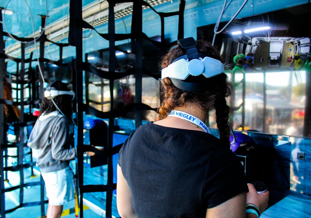 Students Try A Virtual Flight Deck Simulator