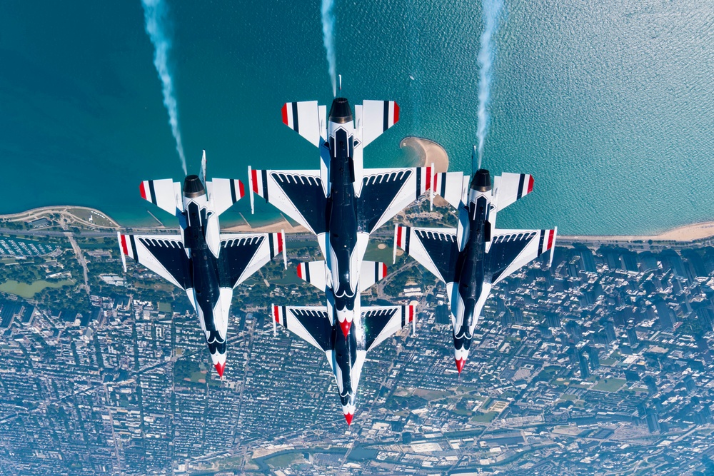 Thunderbirds perform at Chicago Air and Water Show