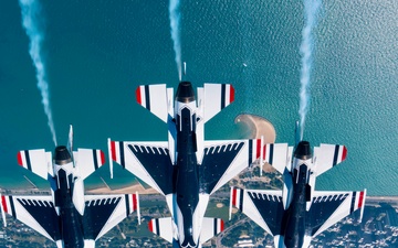 Thunderbirds perform at Chicago Air and Water Show