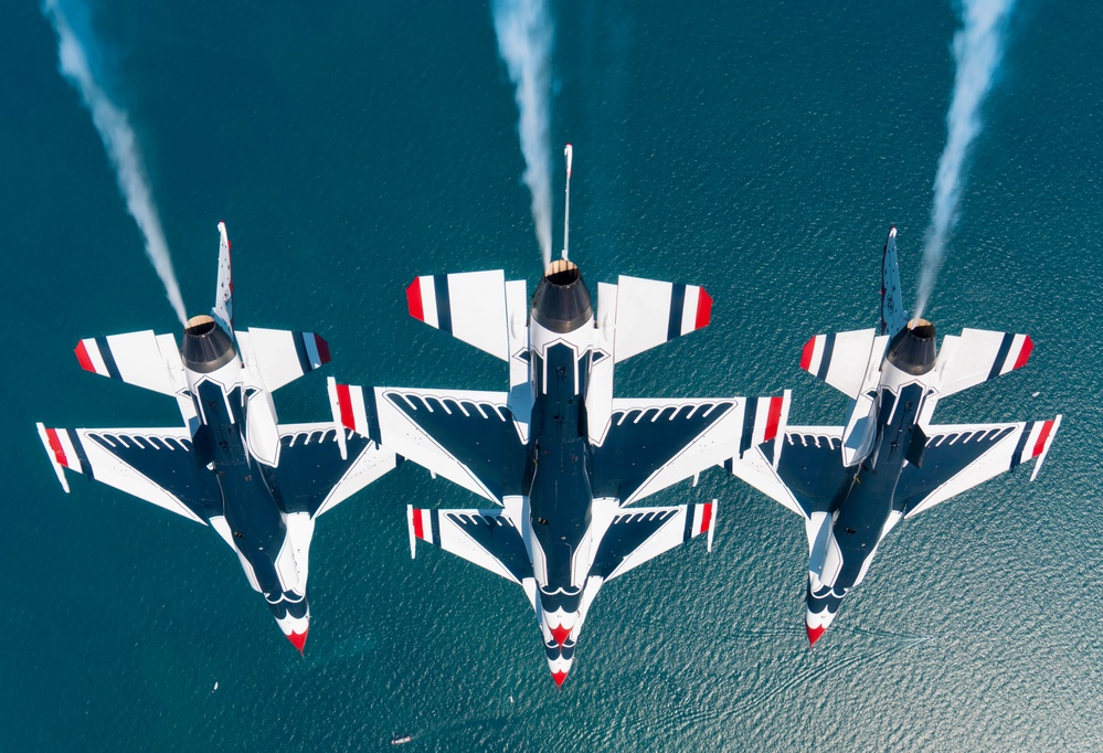 Thunderbirds perform at Chicago Air and Water Show Thunderbirds perform at Chicago Air and Water Show