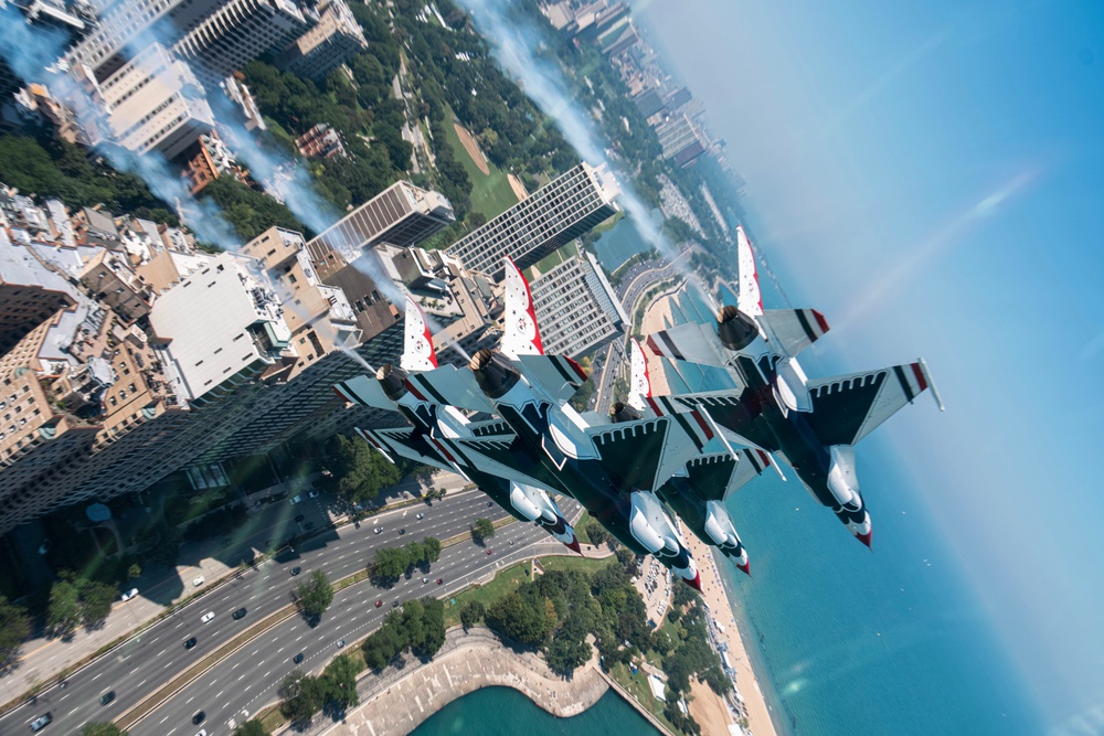 Thunderbirds perform at Chicago Air and Water Show