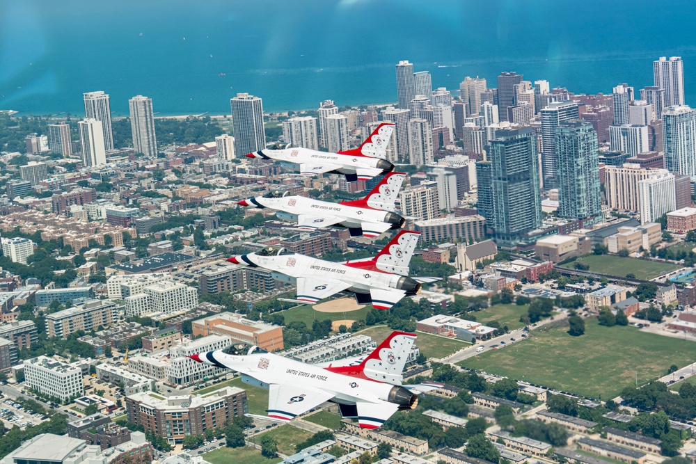 Thunderbirds perform at Chicago Air and Water Show