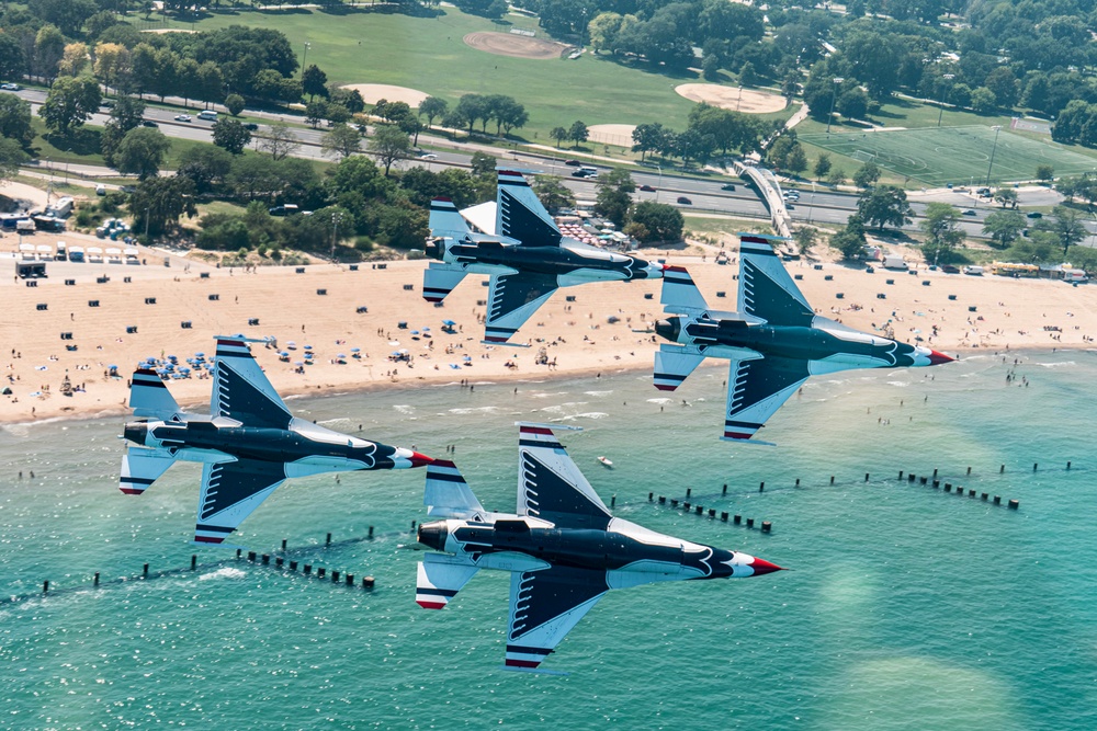 Thunderbirds perform at Chicago Air and Water Show