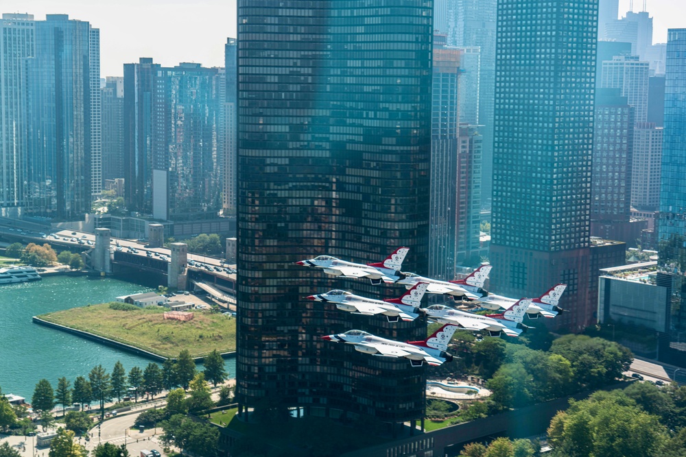 Thunderbirds perform at Chicago Air and Water Show Thunderbirds perform at Chicago Air and Water Show