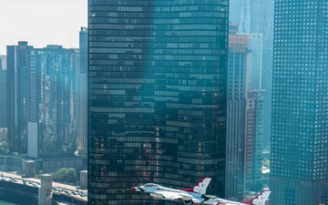 Thunderbirds perform at Chicago Air and Water Show