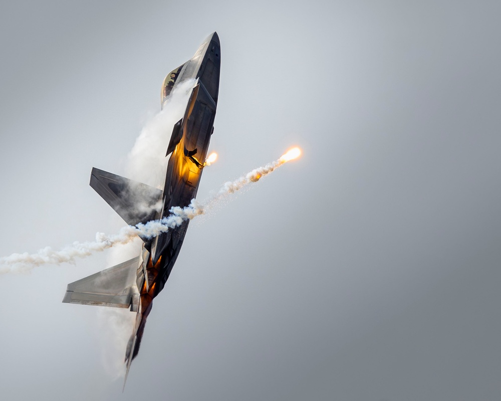 F-22 Raptor Lights Up the Sky with Flare Demonstration at NAS Oceana
