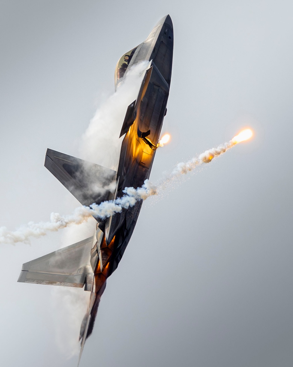 F-22 Raptor Lights Up the Sky with Flare Demonstration at NAS Oceana