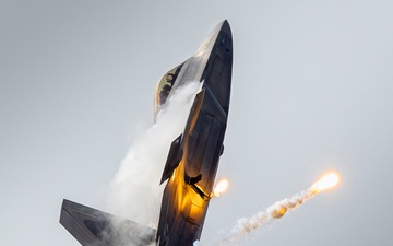 F-22 Raptor Lights Up the Sky with Flare Demonstration at NAS Oceana