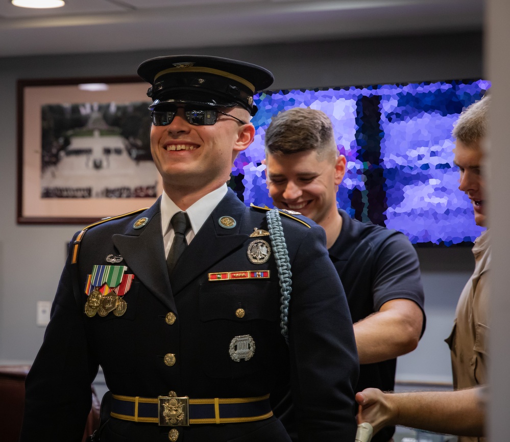 D.C. Army National Guard Command Sergeant Major thanks Tomb Sentinels