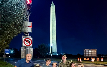 National Guard Duo Reunite Lost Child With Parents at Washington Monument