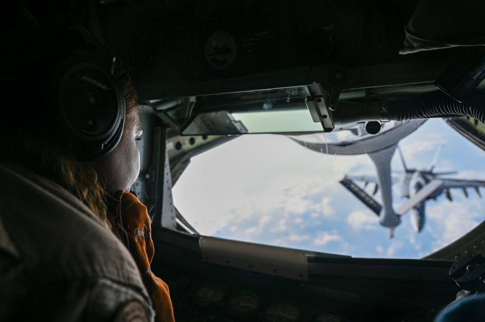 U.S. Navy F/A-18 Super Hornets refueled U.S. Navy F/A-18 Super Hornets refueled