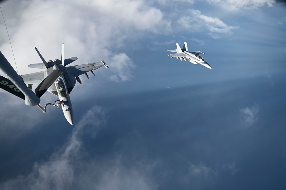 U.S. Navy F/A-18 Super Hornets refueled U.S. Navy F/A-18 Super Hornets refueled