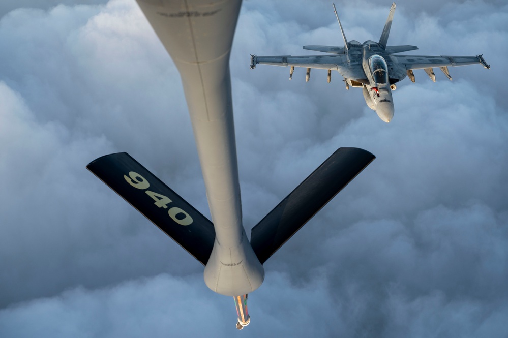 U.S. Navy F/A-18 Super Hornets refueled U.S. Navy F/A-18 Super Hornets refueled