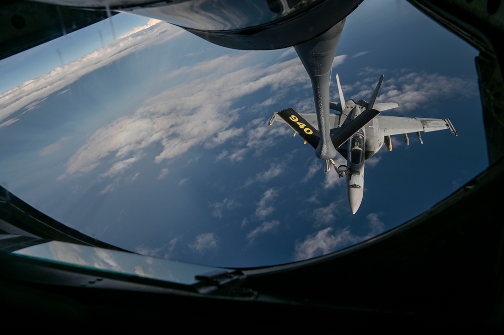U.S. Navy F/A-18 Super Hornets refueled U.S. Navy F/A-18 Super Hornets refueled