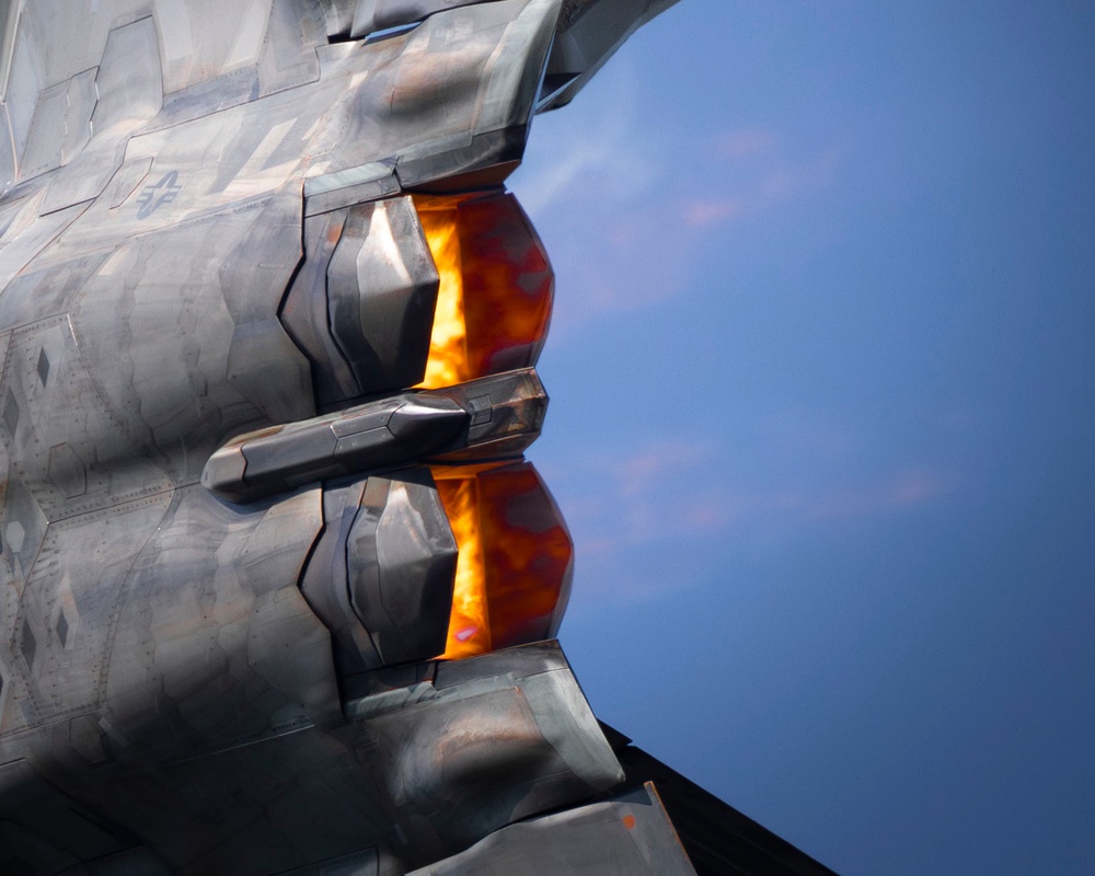 Power in Motion: F-22 Performs at NAS Oceana