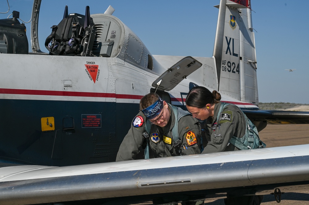 Laughlin Trains Pilots with help from KDRT Laughlin Trains Pilots with help from KDRT