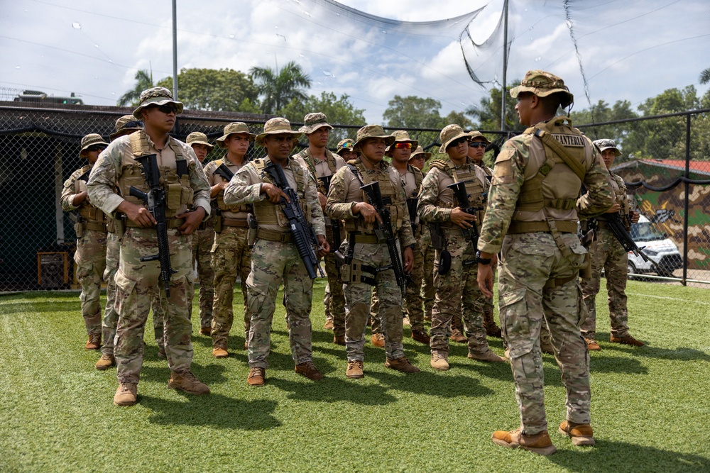 Marines and Panamanian Aeronaval Practice Weapons Handling