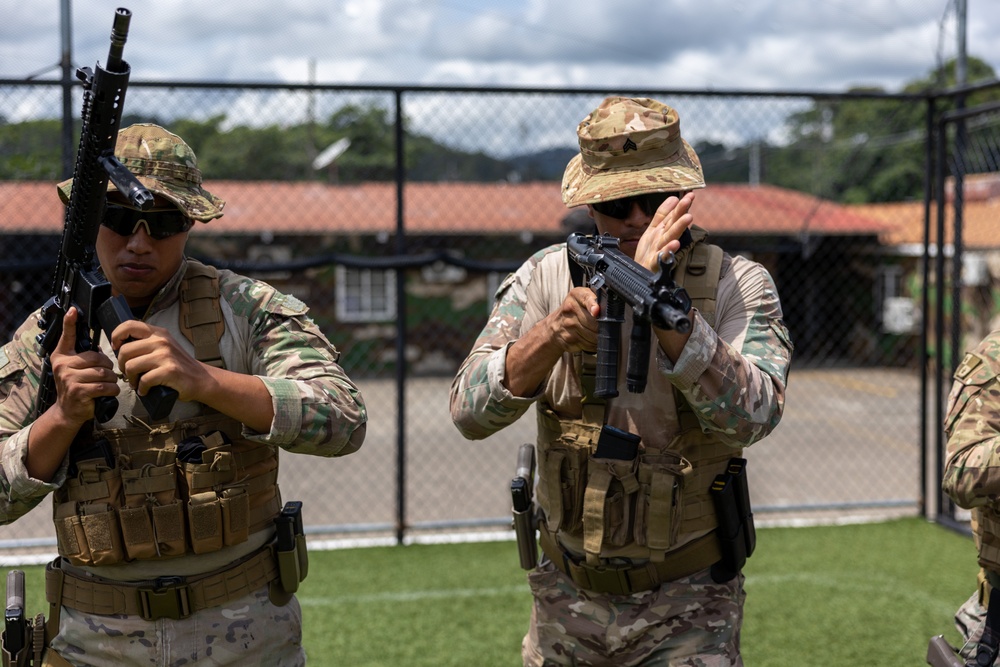 Marines and Panamanian Aeronaval Practice Weapons Handling