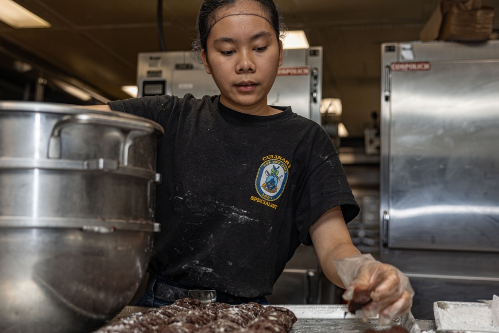 USS Iwo JIma (LHD 7) Sailors Whip-up Treats in the Bake Shop