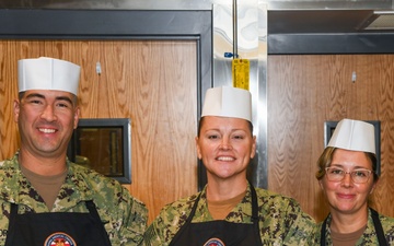 NMCCL holds cake-cutting for Navy 250th birthday