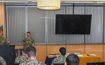 NMCCL holds cake-cutting for Navy 250th birthday