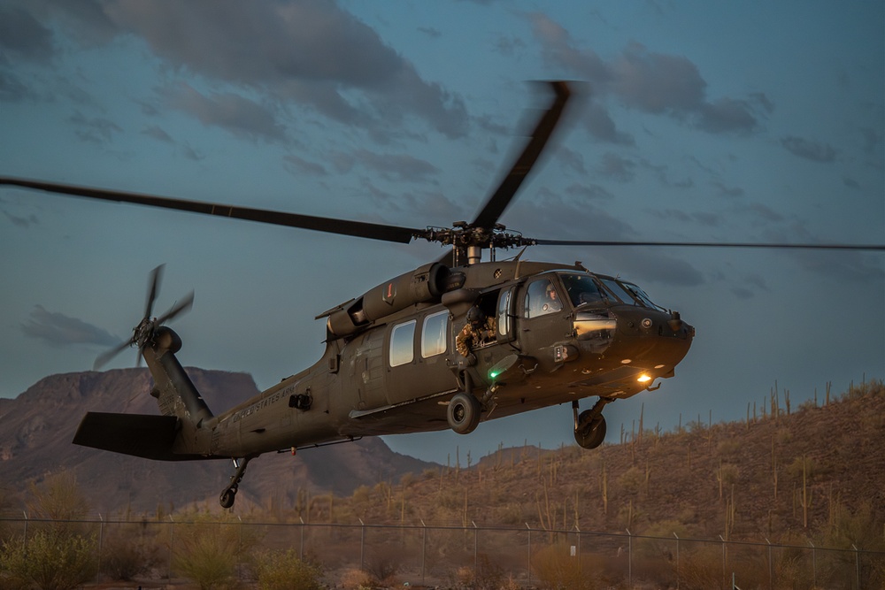 2-12IN Conducts an Air Assault in Ajo, Az.