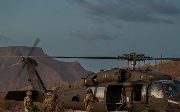 2-12IN Conducts an Air Assault in Ajo, Az.