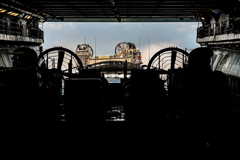 USS Iwo Jima Conducts LCAC Operations
