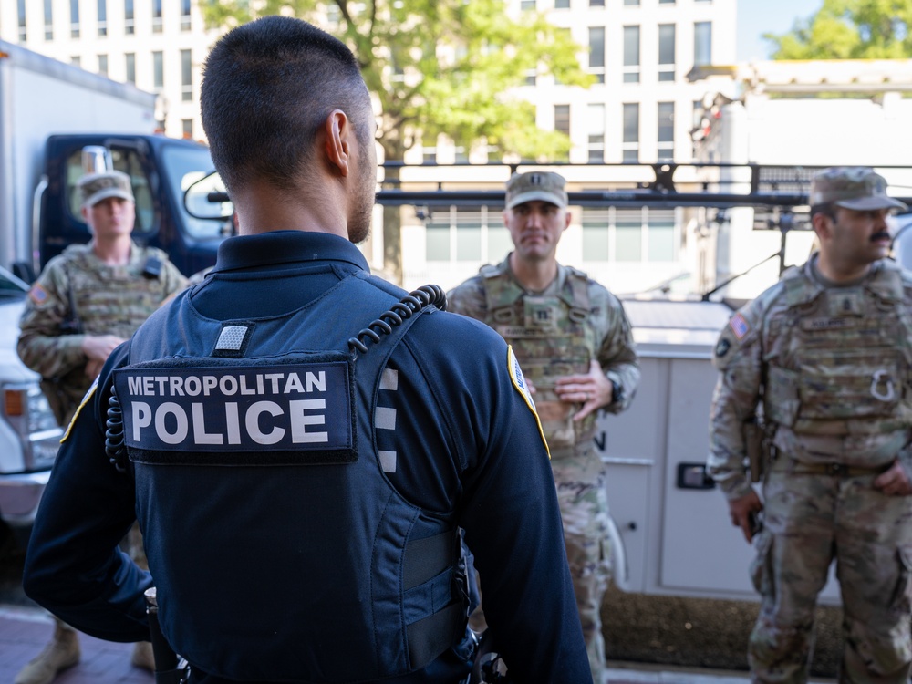 Soldiers provide a presence patrol in the National Mall Soldiers provide a presence patrol in the National Mall
