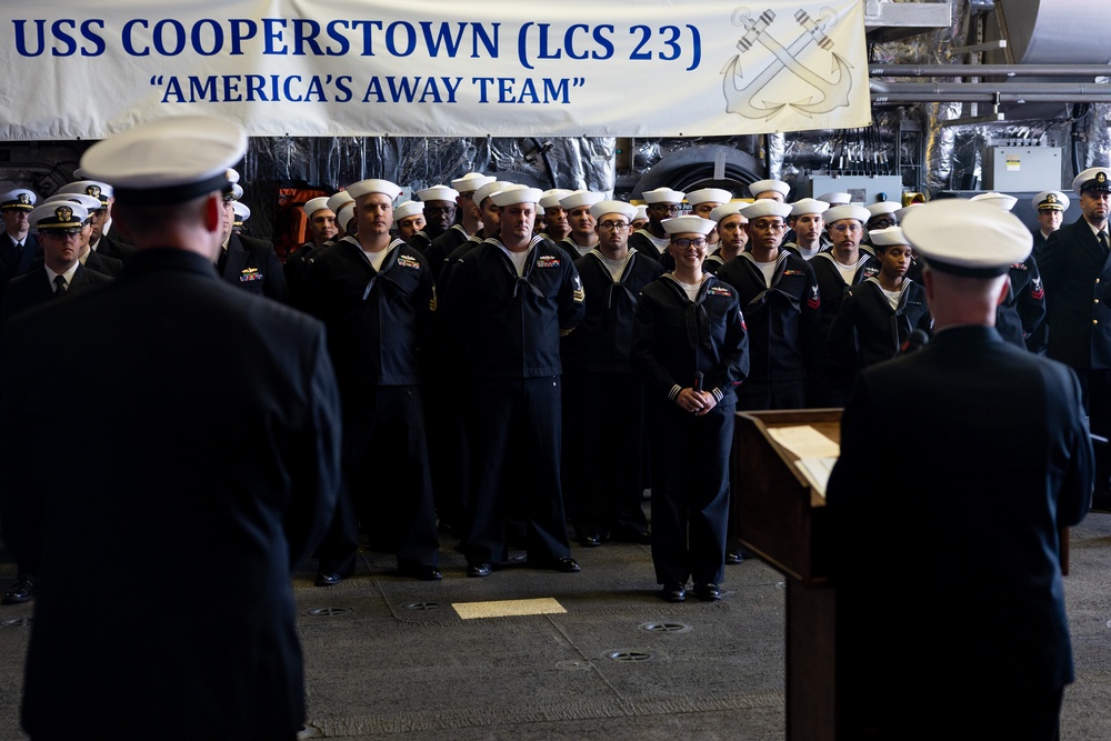 USS Cooperstown (LCS 23) hosts USS Cole (DDG 67) remembrance ceremony